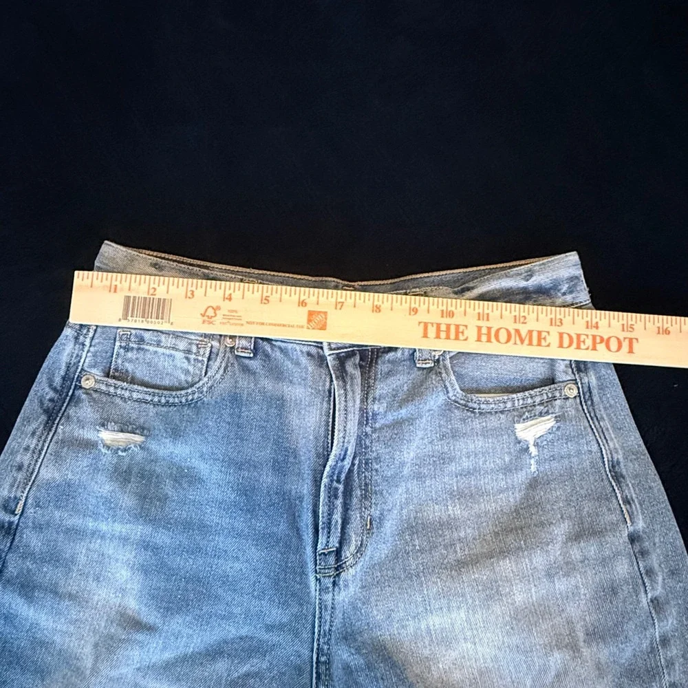 American Eagle High Waisted Mom Jeans Size 4 Short Light Wash Distressed Raw Hem